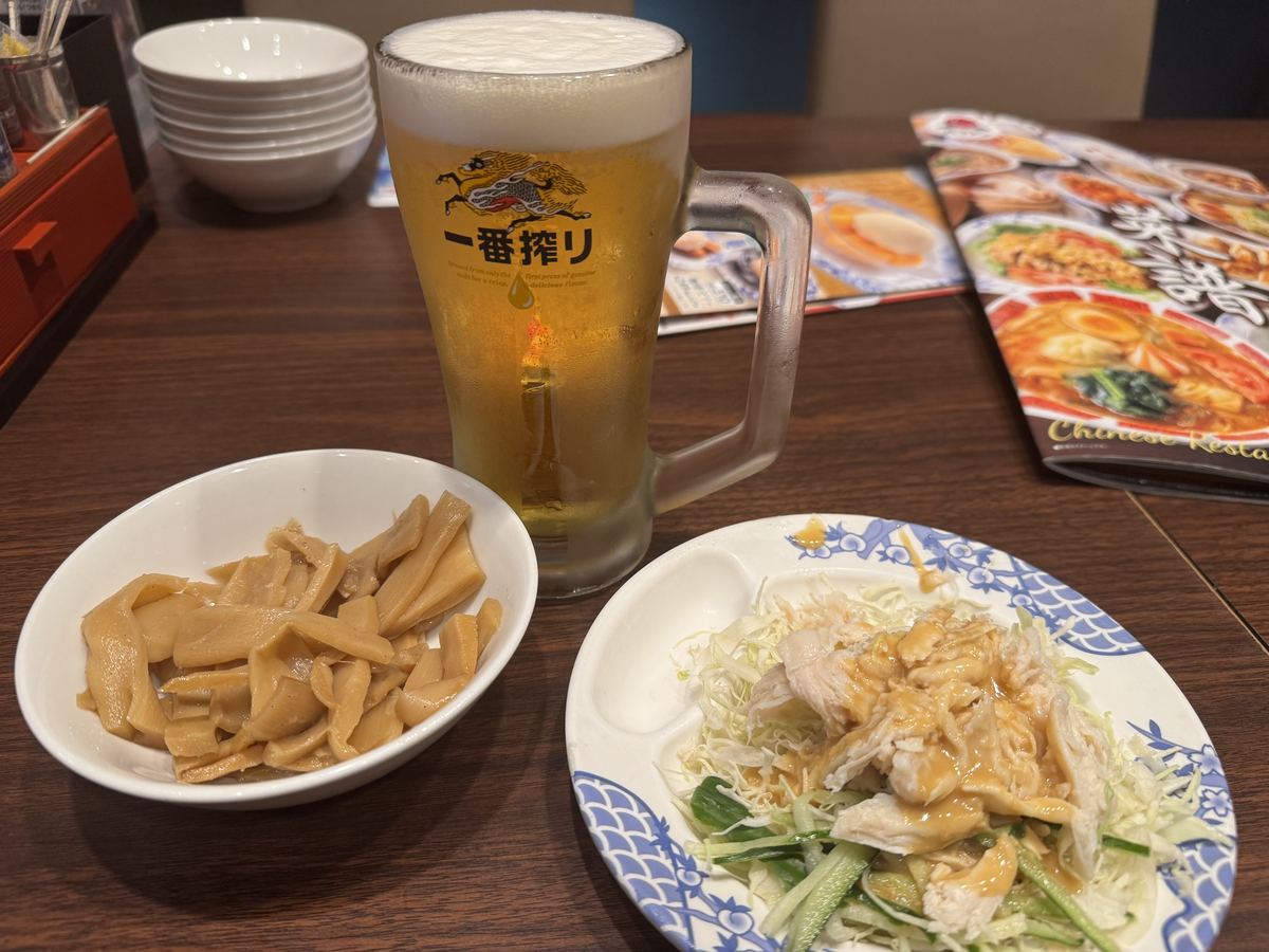 バーミヤンの生ビールと、メンマ・蒸し鶏サラダの小皿2品