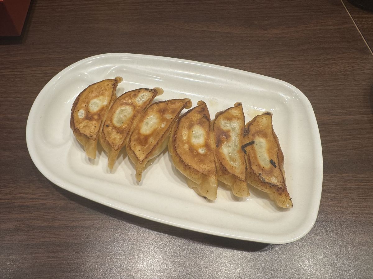 バーミヤンの本格焼餃子。6個が皿に並んでいる
