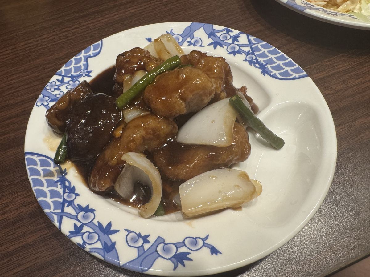 バーミヤンの黒酢の酢豚。玉ねぎやたけのこと一緒に甘酢あんが絡んでいる
