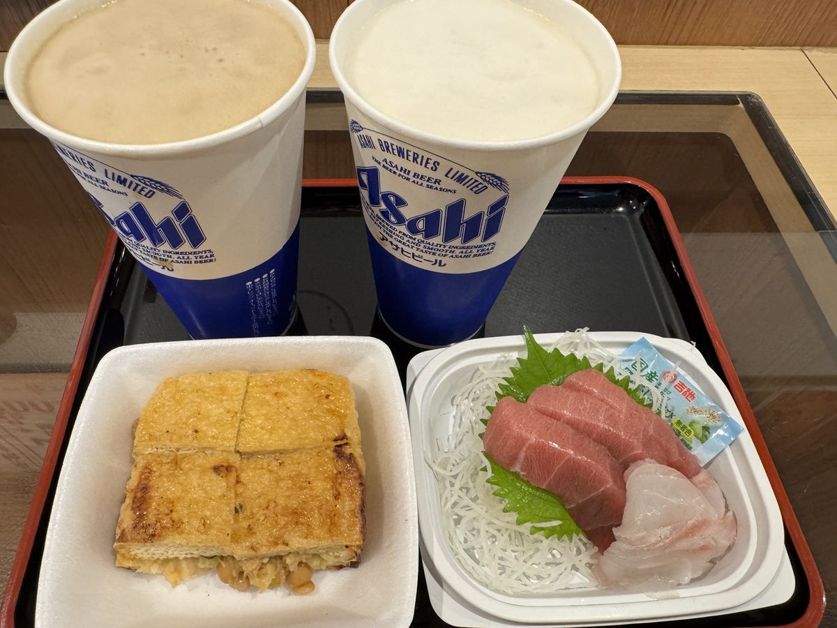 味の笛での一巡目。生ビール2杯と栃尾の油揚げ納豆入り、刺身2点盛り
