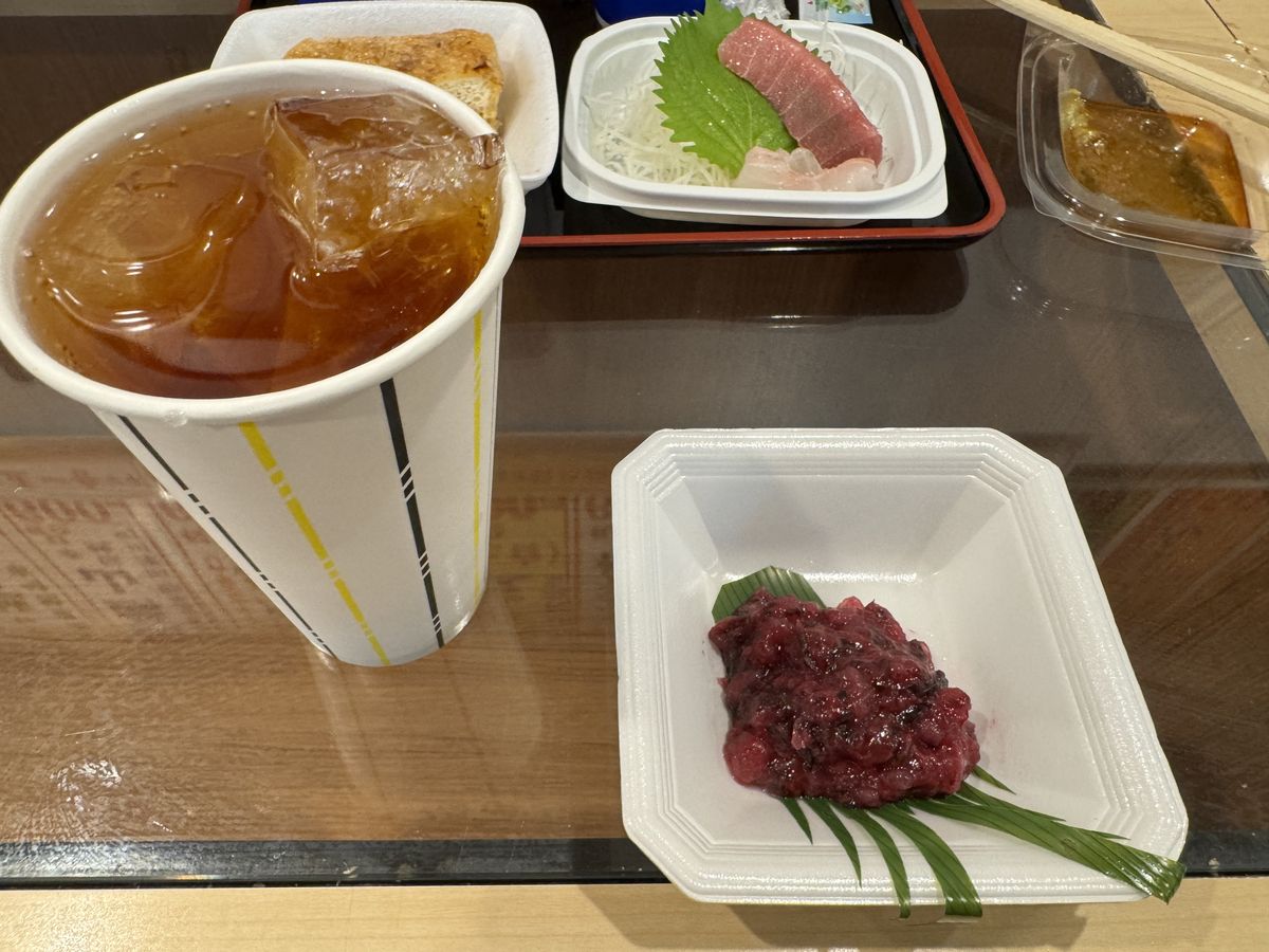 味の笛での二巡目。ウーロンハイと刺身、まぐろのたたき