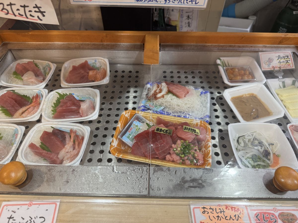 味の笛の刺身ケース。マグロや真鯛、エビなどのパックがずらりと並ぶ
