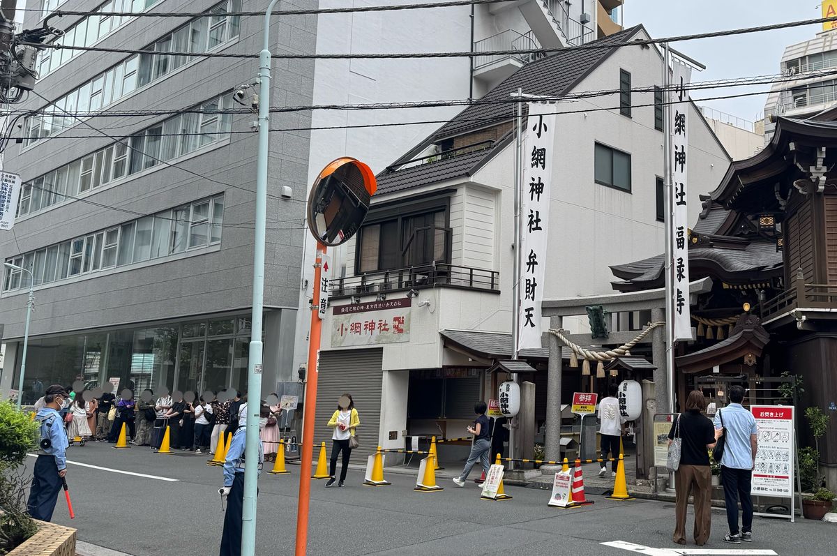 小網神社の入口前に並ぶ参拝者の列。開門前からすでに賑わっている様子