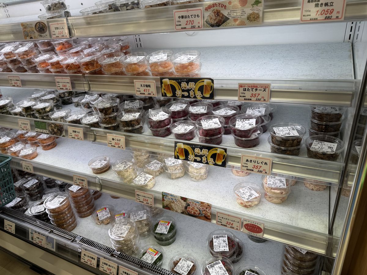 吉池地下1Fの珍味コーナー。梅水晶や梅くらげなどの惣菜パックが棚いっぱいに並ぶ