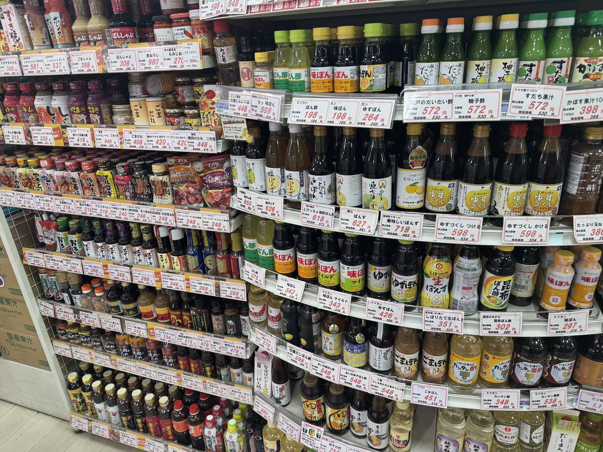 吉池地下1Fの調味料コーナー。ポン酢や焼肉のタレなどのボトルがずらりと並ぶ