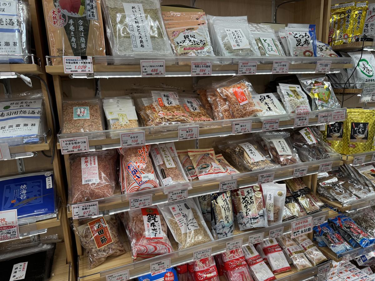 吉池地下1Fの出汁コーナー。とろろ昆布や削り節などが棚いっぱいに並ぶ
