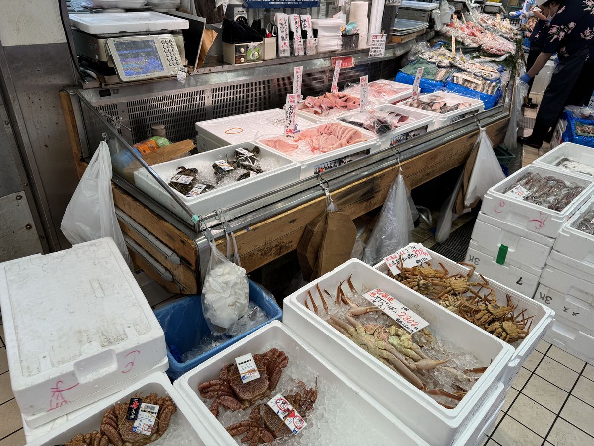 吉池1Fの毛ガニ・ズワイガニなどが並ぶ鮮魚コーナー