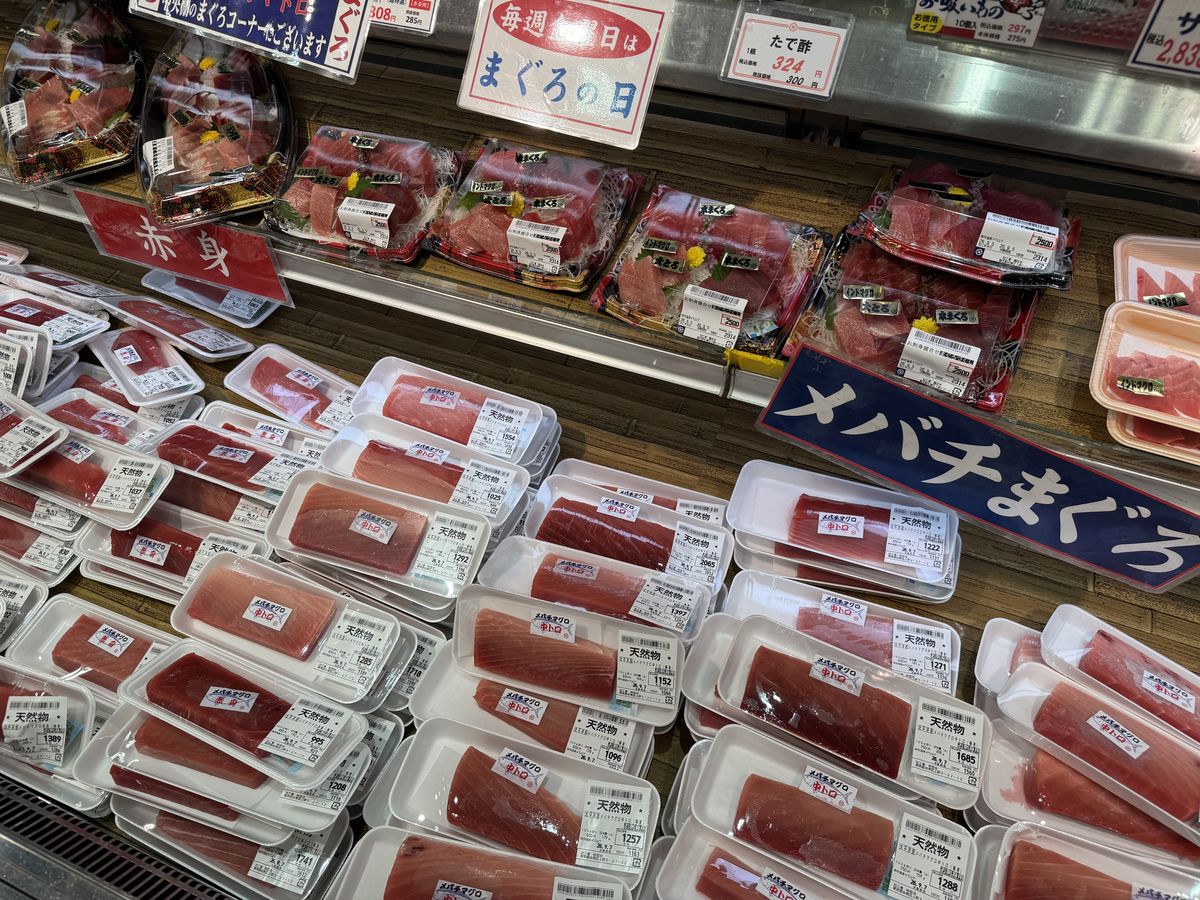 吉池1Fのメバチマグロ売り場。中トロ・赤身のパックが並ぶ