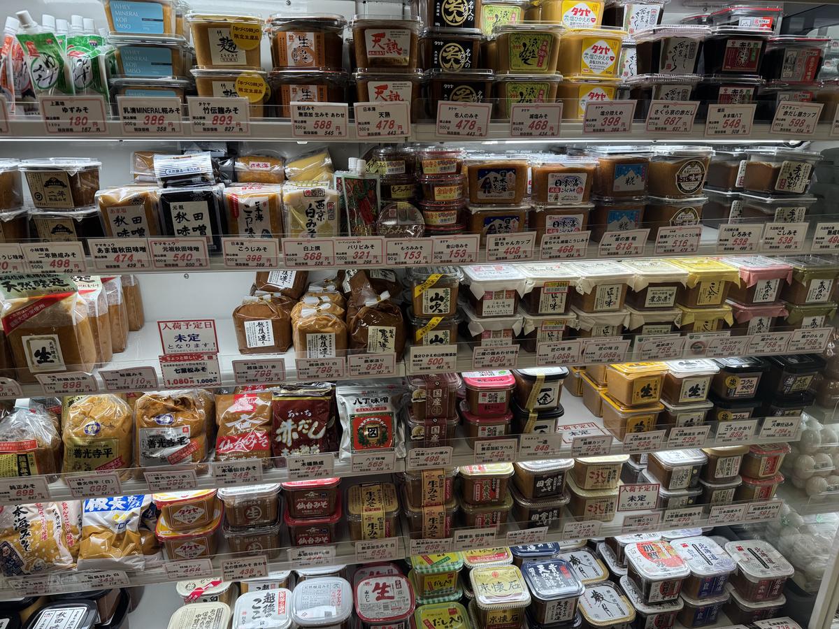 吉池地下1Fの味噌コーナー。全国各地の味噌パックが棚いっぱいに並ぶ