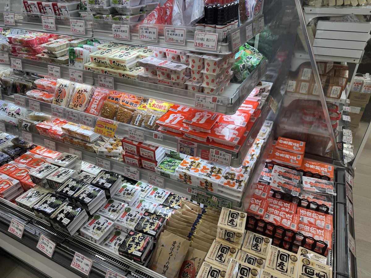 吉池地下1Fの納豆コーナー。全国各地の納豆パックが棚いっぱいに並ぶ