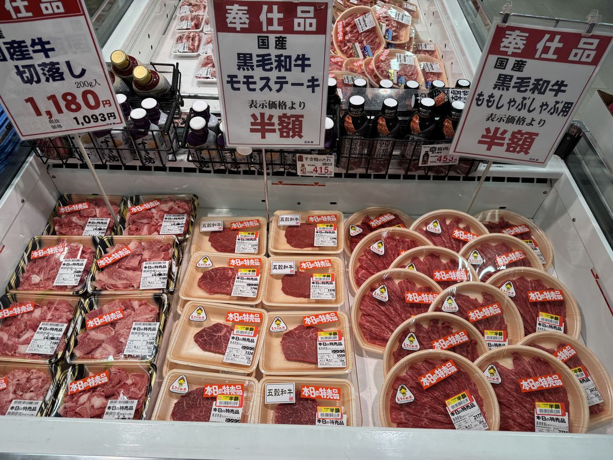 吉池1Fの精肉コーナー。黒毛和牛のモモステーキやしゃぶしゃぶ用が半額で並ぶ
