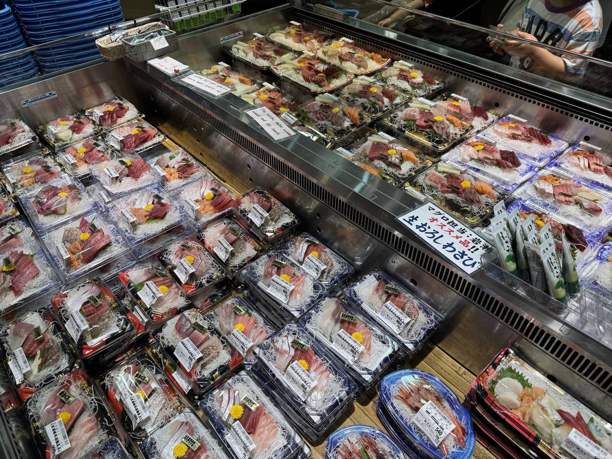 吉池1Fの刺身パックがずらっと並んだショーケース