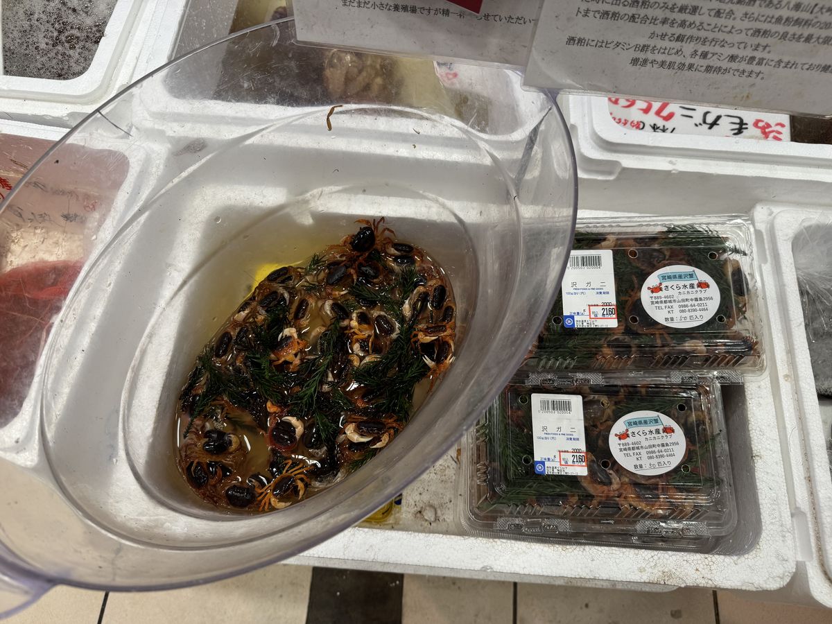 吉池で売られていたサワガニ。パック詰めと量り売り用のボウルが並ぶ
