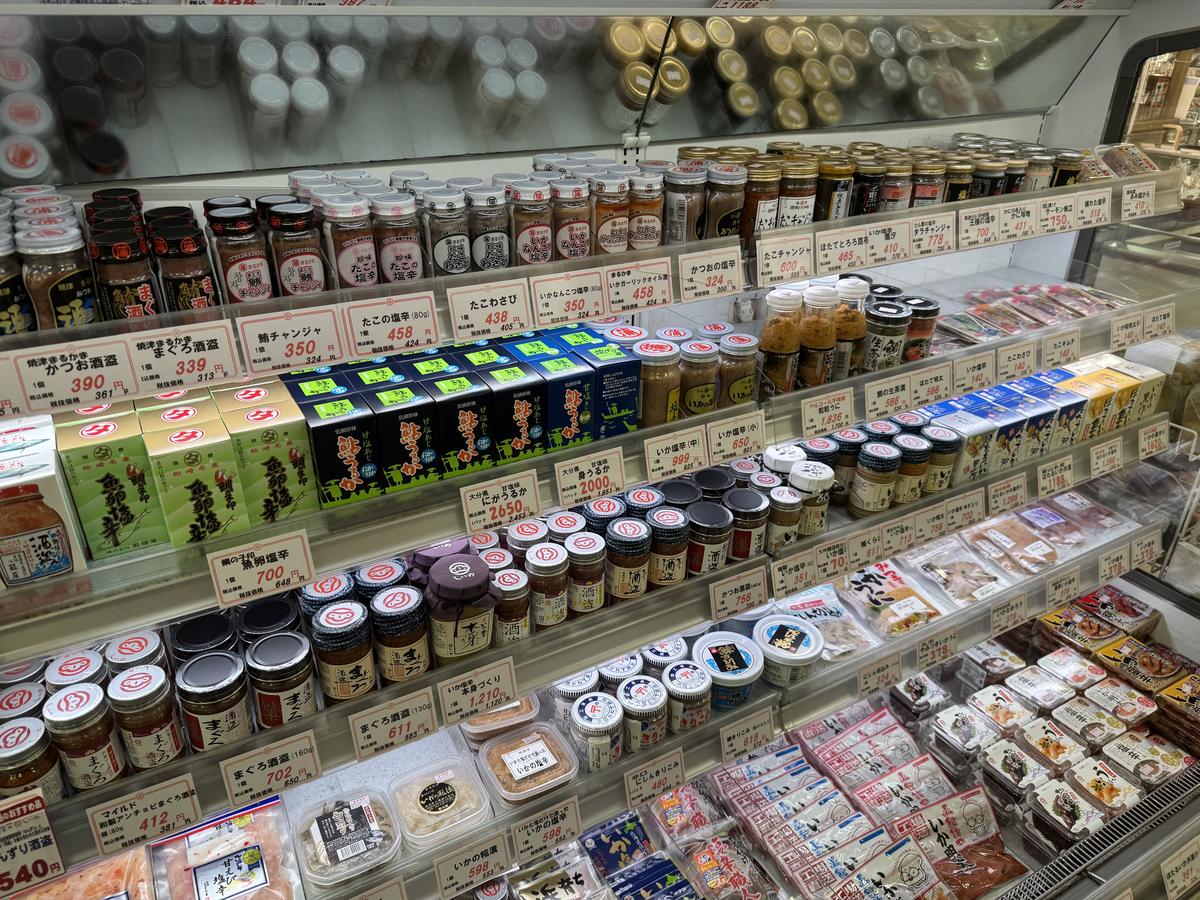 吉池地下1Fの酒盗・塩辛などが並ぶ酒の友コーナー