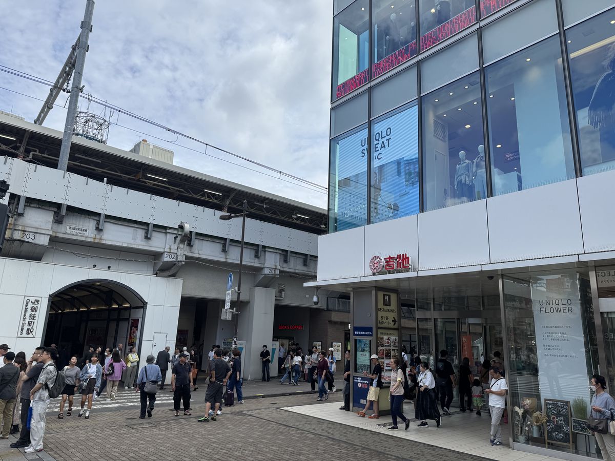 御徒町駅前、ランドマークとして目に入る吉池の外観