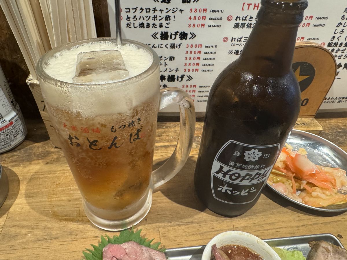 おとんばのホッピー黒セット。ジョッキと黒ホッピーの瓶が並ぶ