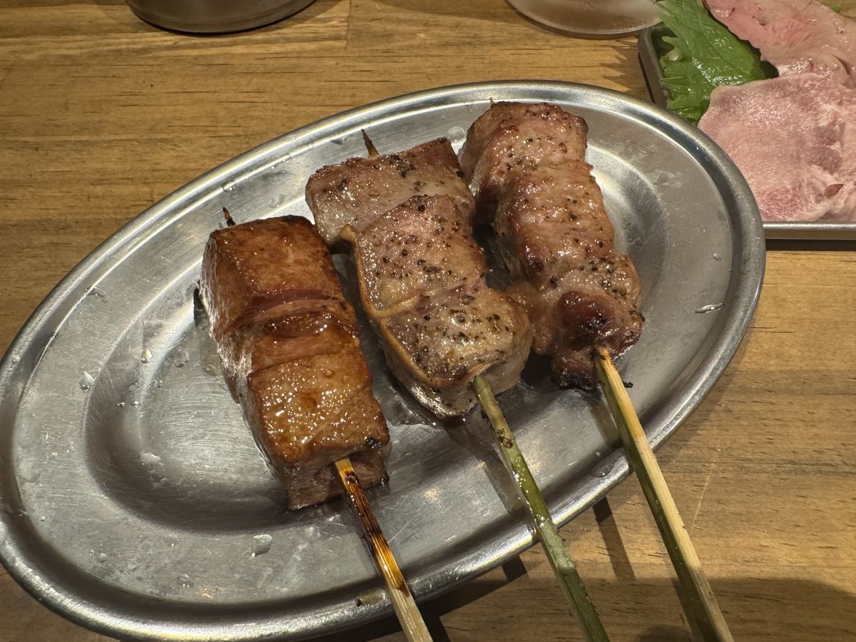 おとんばの串焼き。レバー、タン、カシラが銀皿に並ぶ