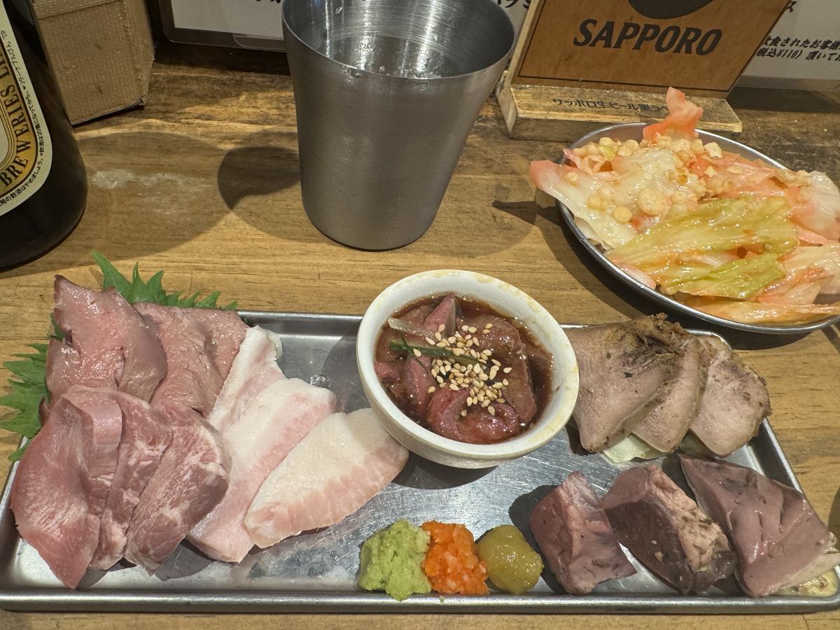 おとんばのおまかせ三点盛りとキャベ酢。タン・ハツ・豚トロの刺身などが並ぶ