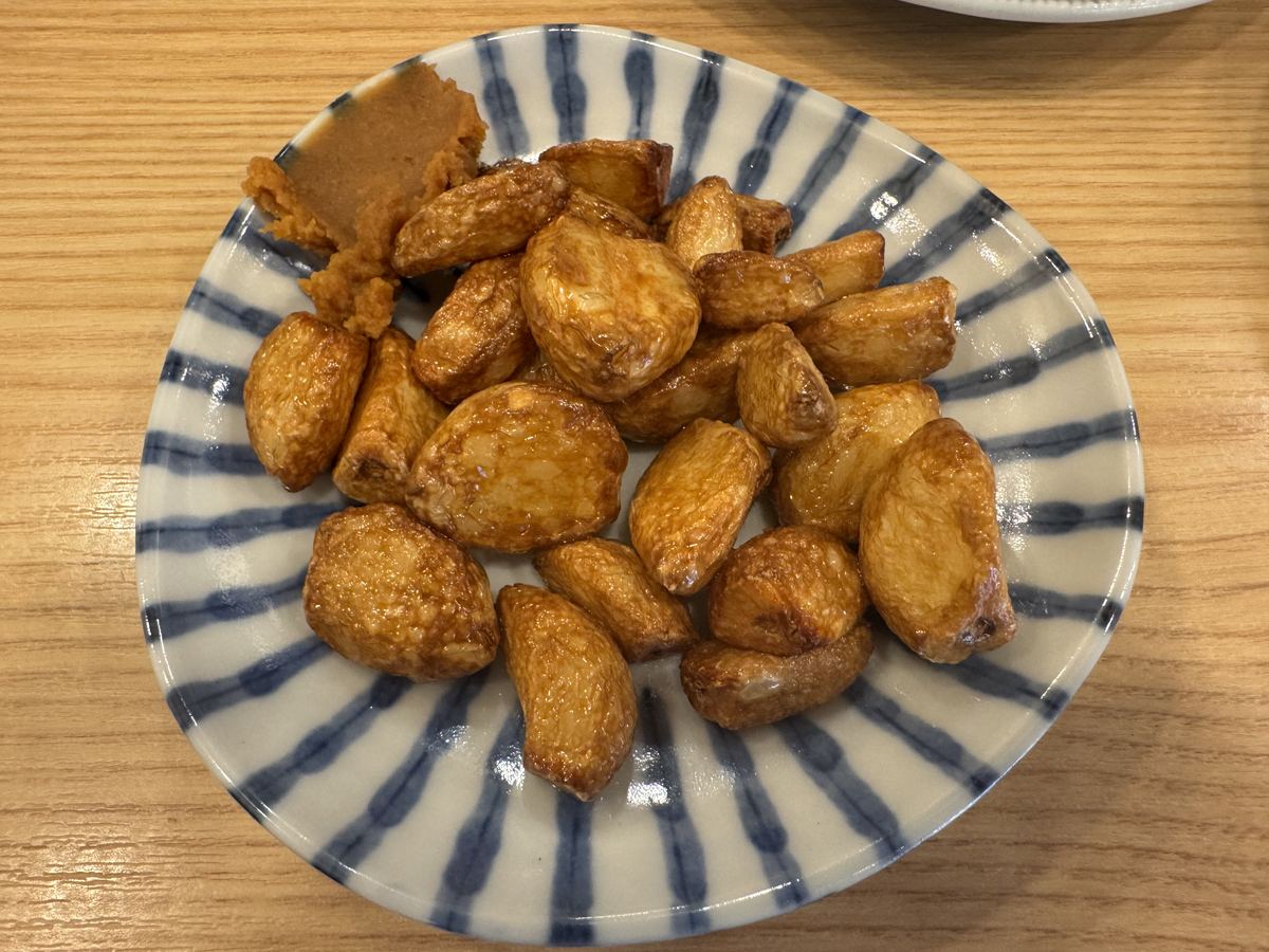 晩杯屋の揚げニンニク。味噌が添えられ、皮ごとホクホクに揚げられている