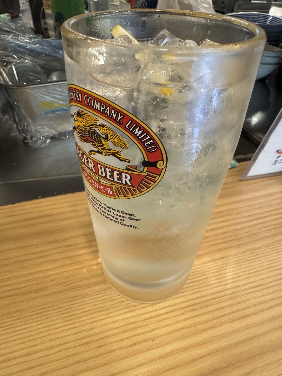 晩杯屋の酎ハイ。500mlジョッキになみなみと注がれている