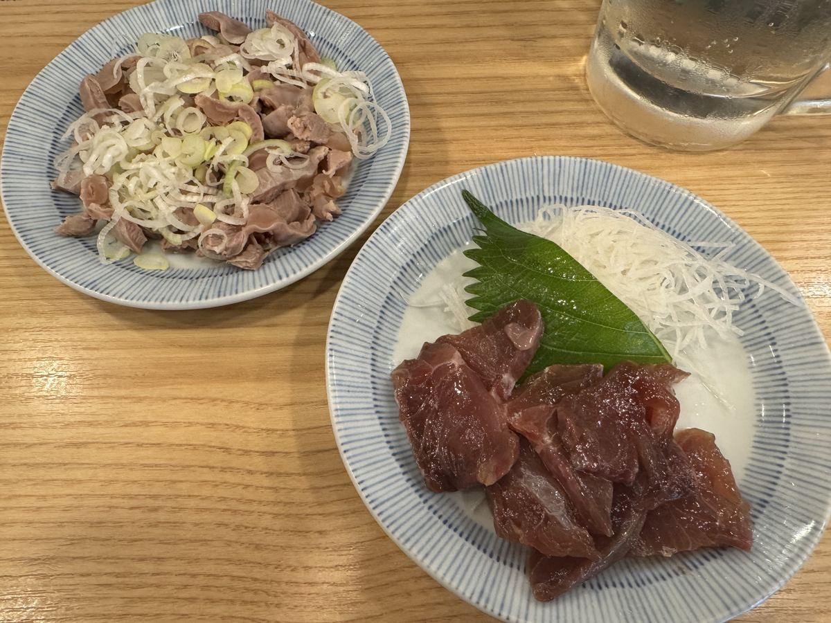晩杯屋の砂肝ポン(左)と鮮魚青唐和え(右)。小皿2品が並ぶ