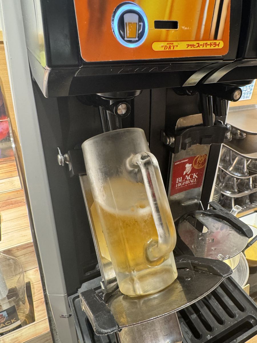 しゃぶ葉のセルフビールサーバー。ジョッキを自分でセットしてビールを注ぐことができる