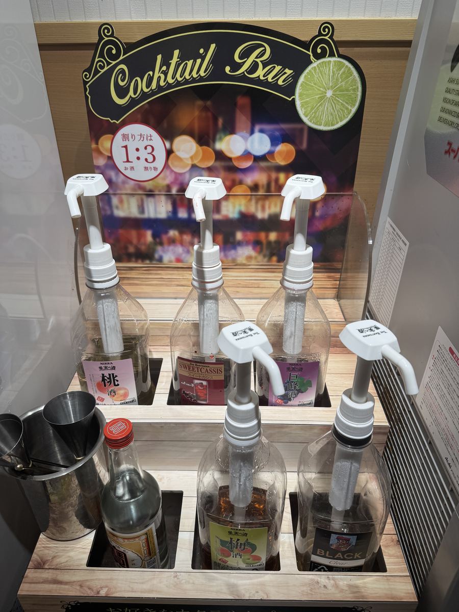 しゃぶ葉のセルフカクテルバー。桃酒やカシスなど複数のリキュールをお酒:割り物=1:3で自由に割って作れる