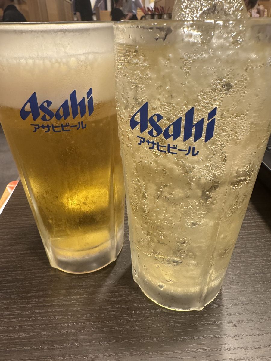しゃぶ葉の飲み放題で注いだビールとサワー。テーブルに並んだ2杯のグラス