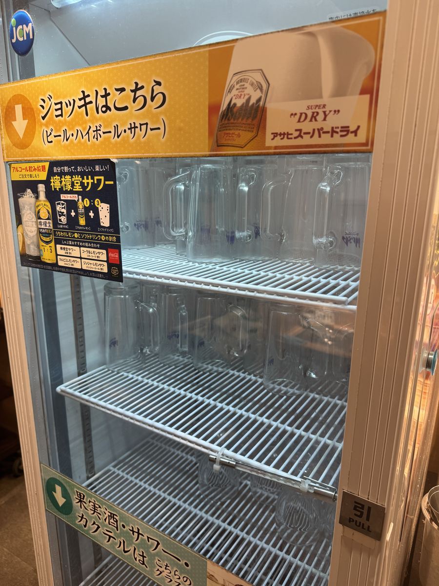 しゃぶ葉のジョッキ置き場。ビール・ハイボール・サワー用のジョッキがずらりと並んでいる