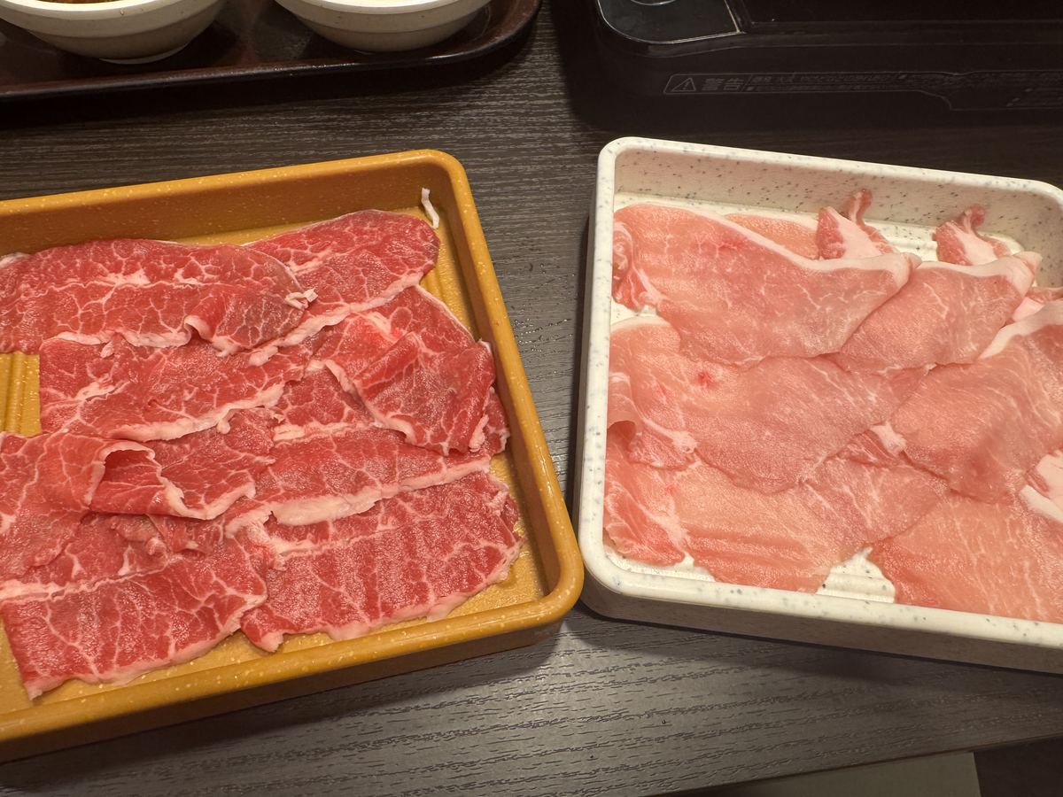しゃぶ葉の牛みすじと和豚もちぶたの肉皿。それぞれ薄くスライスされて並んでいる