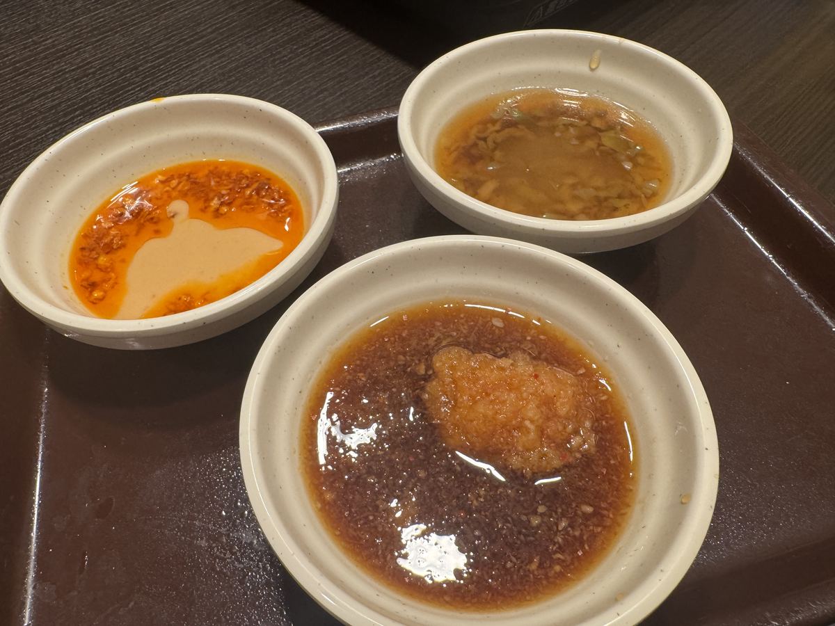 しゃぶ葉のタレ3種。ゴマだれ+食べるラー油、柚子胡椒強めの和風だれなど