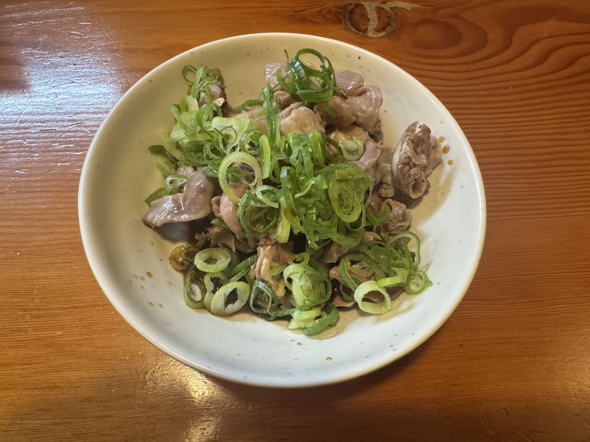 鳥貴族のホルモンネギ盛りポン酢。砂肝やハツをボイルして刻みネギとポン酢をかけた一皿