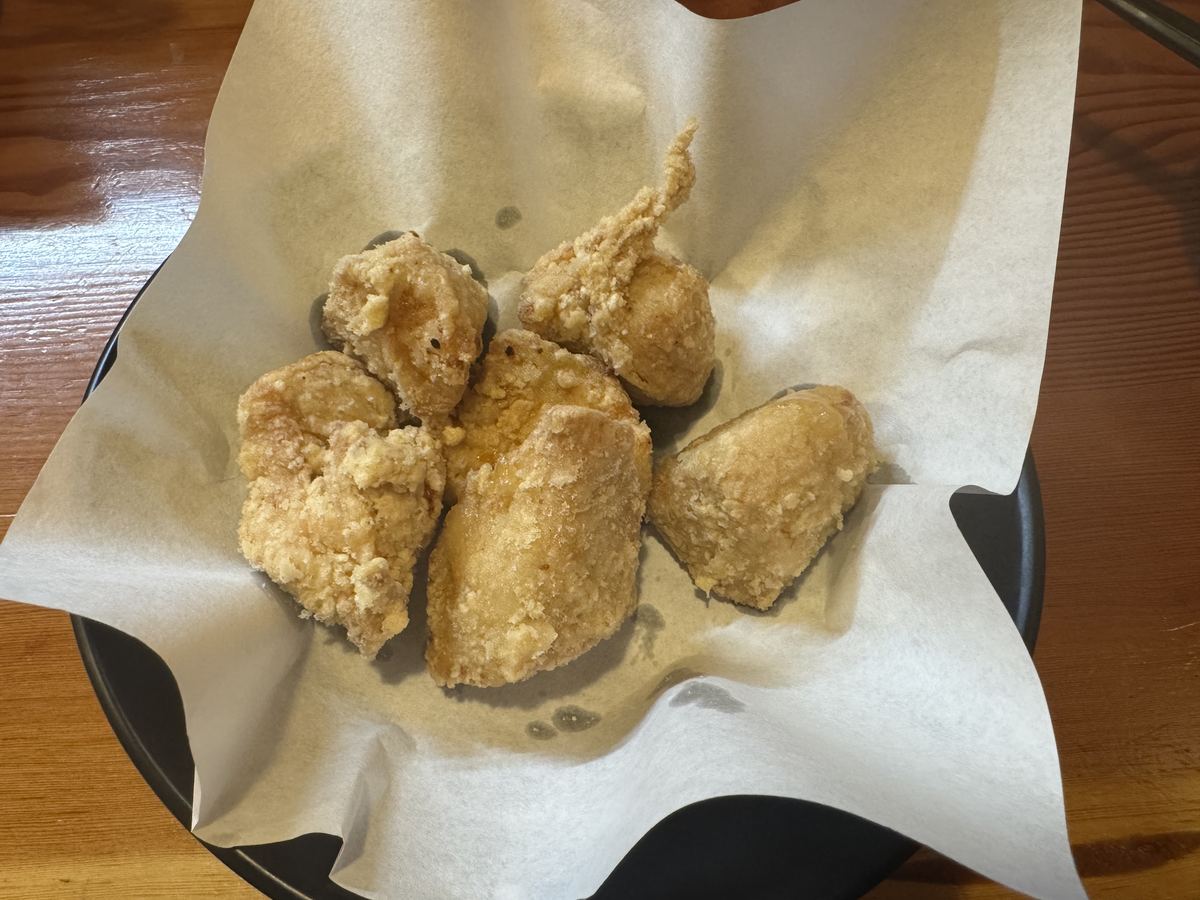鳥貴族のトリキの唐揚げ。だしが効いた胸肉の唐揚げが紙の上に盛られている