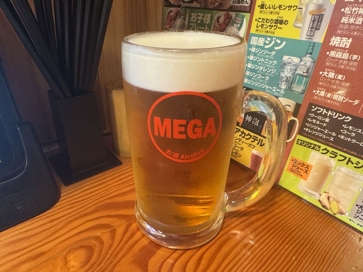 鳥貴族のメガ金麦。MEGAとロゴが入った大きなジョッキになみなみと注がれている