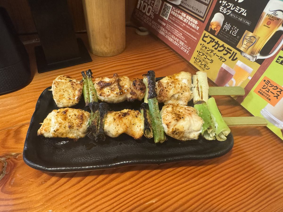 鳥貴族のむね貴族焼スパイス。串焼きにされた鶏むね肉とねぎが並んでいる