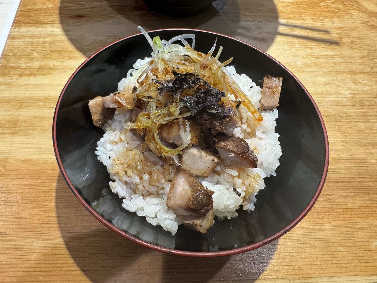 焼きあご塩らー麺 たかはしの炙りチャーシュー丼。ご飯の上に炙られたチャーシューとねぎがのっている