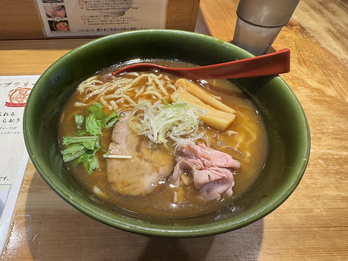 焼きあご塩らー麺 たかはしの塩ラーメン。チャーシューやメンマ、ねぎがのっている