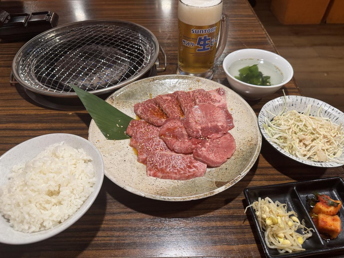 黒毛和牛スペシャル焼き定食。タン・ロース・カルビとサラダ、キムチ、ナムル、スープ、ライス、生ビールが並ぶ