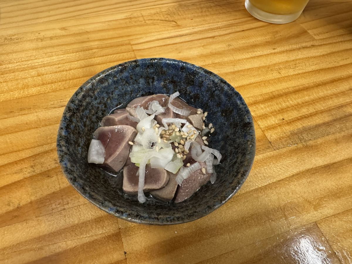やきとんまるわの純レバ。白髪ねぎとごまがのった冷製レバー