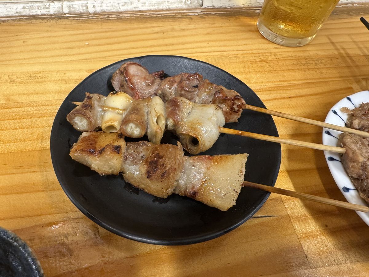 やきとんまるわのミックス串、ナンコツ串、カシラ串