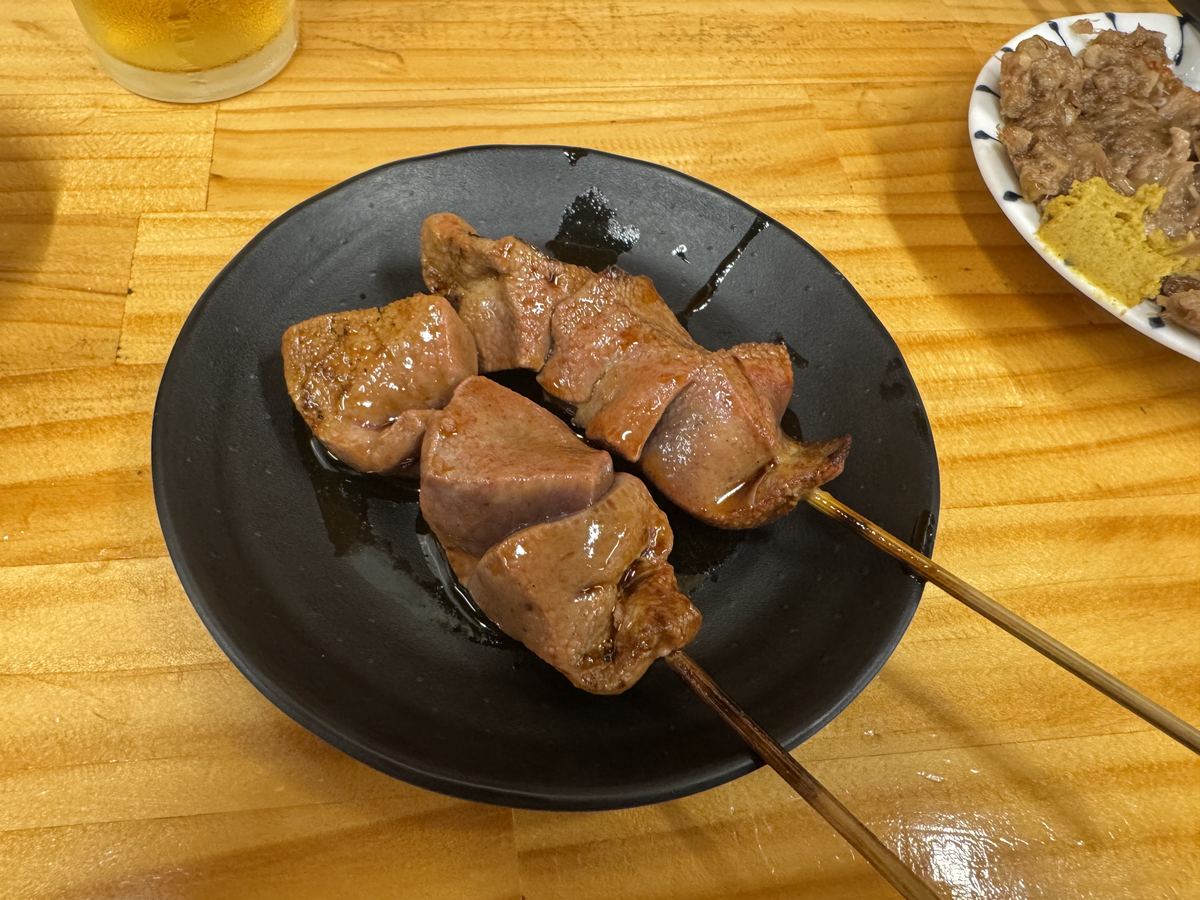 やきとんまるわのレバー串「レジェンド」。表面だけ軽く焼かれ、中はレア
