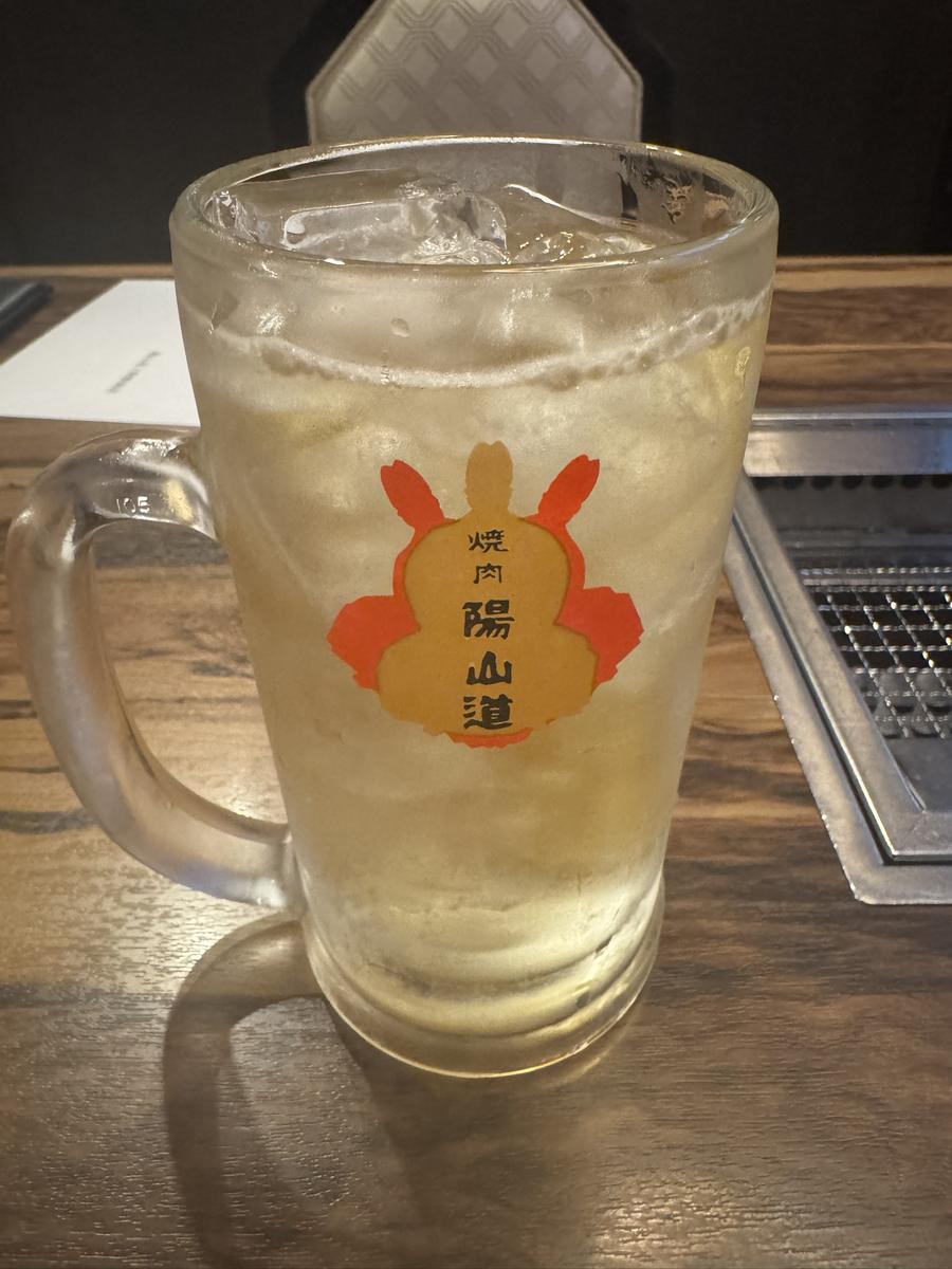 陽山道のロゴ入りジョッキに注がれたハイボール