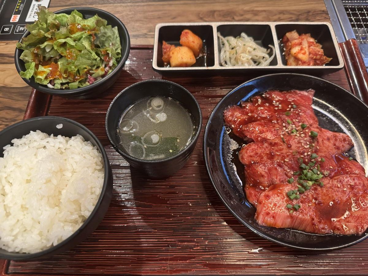 ゲタカルビランチの定食一式。ライス、サラダ、スープ、キムチ・もやし・キムチの小皿と肉が並ぶ